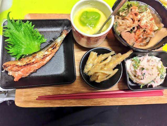 魚料理や小鉢などが並ぶ、店舗提供の料理写真