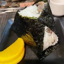 海苔を巻いたおにぎりの写真